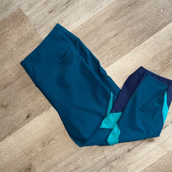 Nike Women’s Blue and Navy Capri Athletic Leggings - Picture 1 of 5